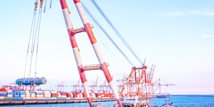 تخلیه نگله 254 تنی در بندر شهید رجایی با بهره‌گیری از کرین بارج