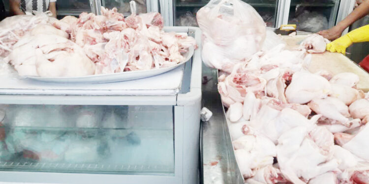 تخلفِ مرغ فروشان و بی اعتنایی ناظران قیمت مصوب 67هزار تومان؛ قیمت در خرده فروشی ها 68 هزار و 400 تومان