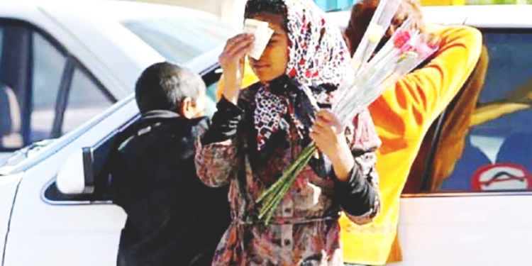 پرسه کودکان خیابانی در شهر بندرعباس برای کار و گدایی /تکلیف استاندار به آموزش و پرورش برای تحصیل کودکان خیابانی