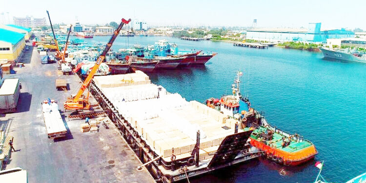 بیش از چهار هزار تُن کالا از بندر شهید باهنر به کشورهای آسیای مرکزی ترانزیت شد