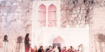 سردار صفوی در بازی آماتورهای حرفه‌ای!  نقدی بر نمایش عاشقانه‌ای برای قشم