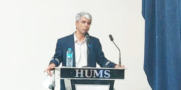 رئیس دانشگاه علوم پزشکی هرمزگان در نشست تخصصی جوانی جمعیت: ۱۰ شهرستان هرمزگان در جمعیت رشد منفی دارند