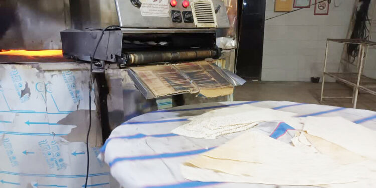 گلایه نانوایان از اجرای طرح هوشمندسازی یارانه نان؛ نانوایی ها: سهمیه آرد افزایش نیابد، تعطیل می شویم