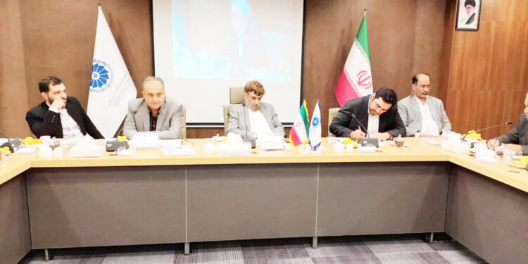 عضو مجمع تشخیص مصلحت نظام در دیدار با فعالان اقتصادی هرمزگان: اتاق بازرگانی برای کمک به حل مشکلات اقتصادی نقش داوری را ایفا کند