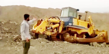 دو سال گذشت و جاده روستای کور و بن حصار بشاگرد اندر خم یک کوچه است