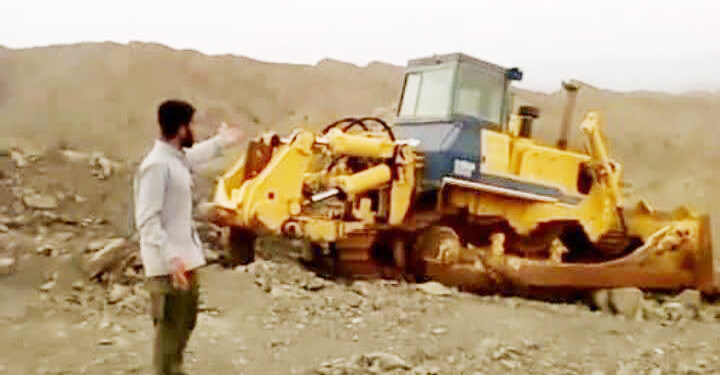 دو سال گذشت و جاده روستای کور و بن حصار بشاگرد اندر خم یک کوچه است