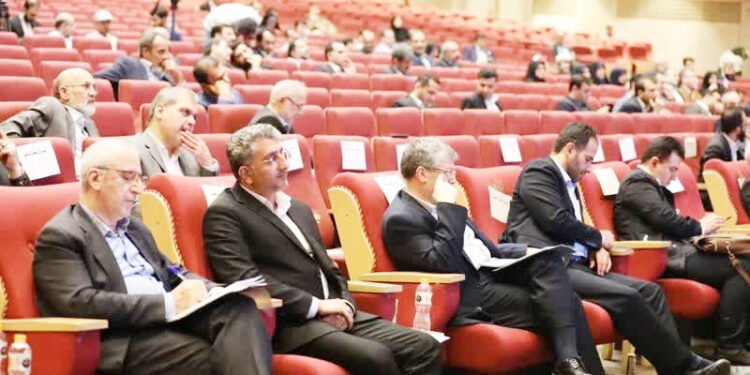 شهردار بندرعباس در نشست با وزیر کشور: حق شهرداری ها در موارد زیادی بدون پرداخت می ماند