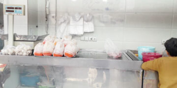 فروش مرغ در بازار بیشتر از نرخ مصوب؛ پافشاری مرغداری ها و فروشندگان برای افزایش قیمت