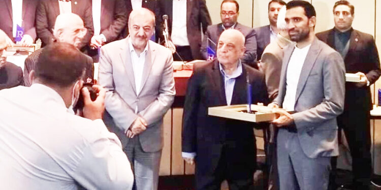 اهدای جایزه مدیریت مسئولیت اجتماعی ایران به شرکت نفت ستاره خلیج فارس