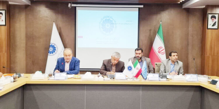 رییس اتاق بازرگانی هرمزگان در نشست با مقامات دستگاه قضایی کشور مطرح کرد؛ شرکت های بزرگ اقتصادی در هرمزگان ملزم به دریافت کارت بازرگانی از اتاق محل فعالیت هستند