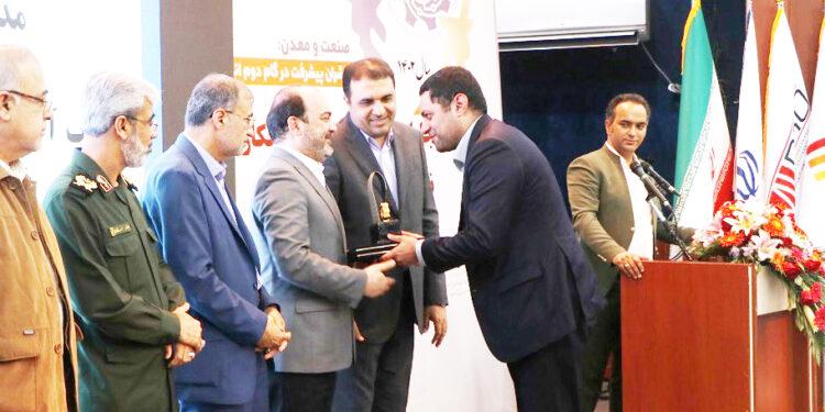 صبا فولاد خلیج فارس به عنوان واحد نمونه صنعتی استان هرمزگان تجلیل شد