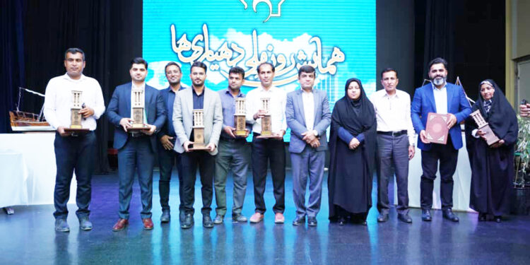 در روز ملی شهرداری ها و دهیاری ها؛  تقدیر از ۶ دهیار برتر هرمزگان