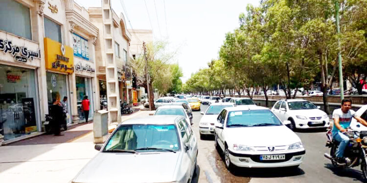 صنوف مزاحم باعث گره های ترافیکی در بندرعباس شده است