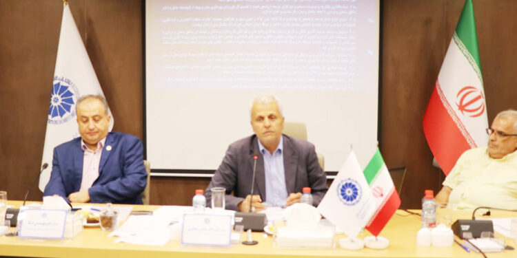 رئیس خانه صنعت و معدن هرمزگان:  راهکار مهار تورم و رشد تولید یکسان سازی قیمت‌ها با بازارهای جهانی است مشکلات اقتصادی ابتدا تولید کنندگان و سپس به مصرف کنندگان فشار می آورد