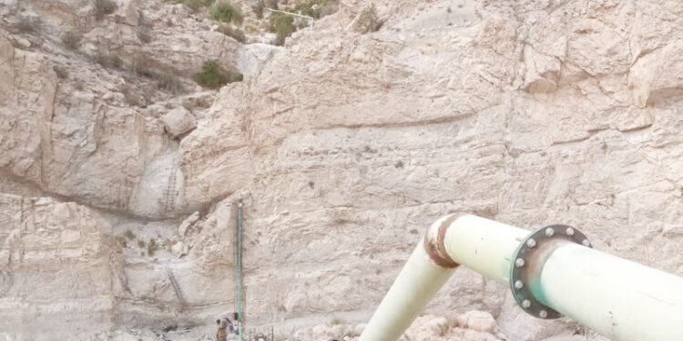 برای اولین بار در استان هرمزگان انجام شد؛ اجرای عملیات لوله گذاری فلزی انتقال آب در اراضی روستای سغ دهستان سیاهو