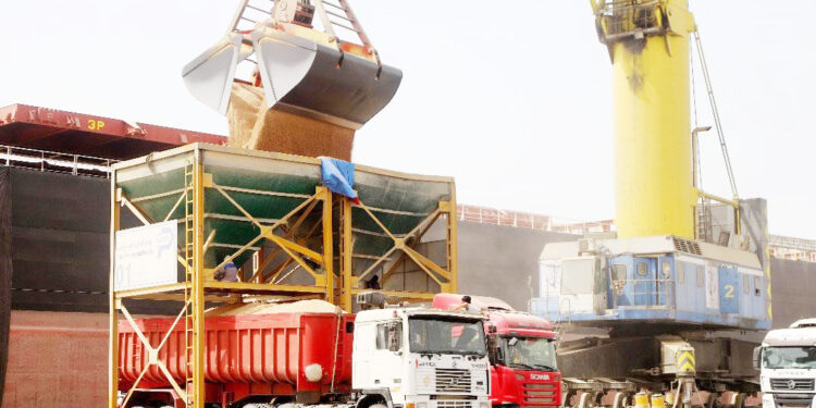 مدیرکل بنادر و دریانوردی هرمزگان خبر داد: ورود 12 فروند کشتی حامل کالای اساسی