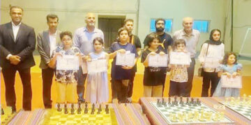 ارسطو واحدی بر سکوی قهرمانی سیزدهمین دوره شطرنج مسابقات ریتد سریع بوسه زد