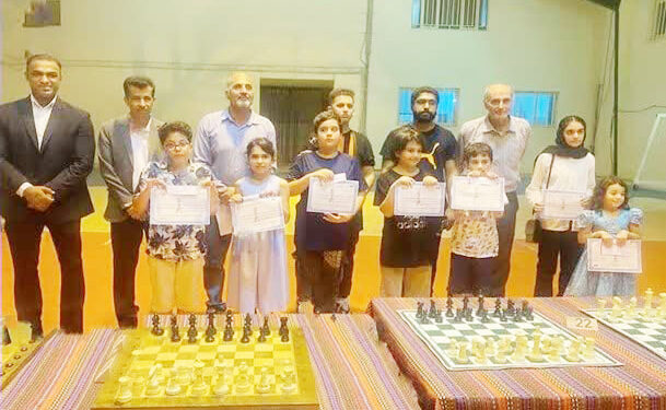 ارسطو واحدی بر سکوی قهرمانی سیزدهمین دوره شطرنج مسابقات ریتد سریع بوسه زد