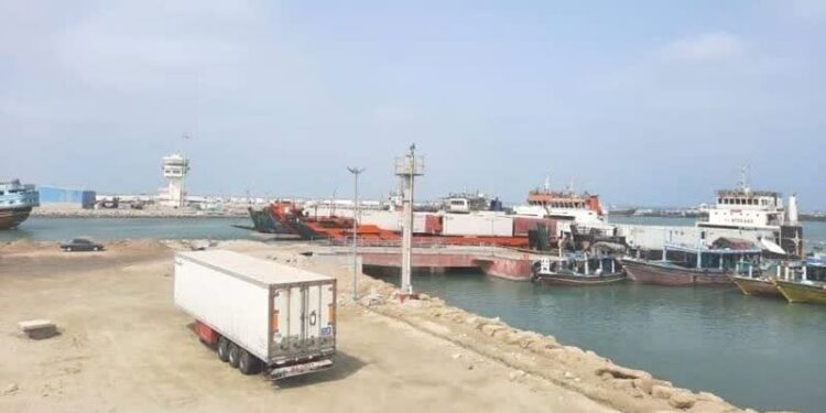 بارگیری همزمان ۵ فروند لندینگراف در بندر جاسک؛ به فکر لنج های باری سنتی هم باشید