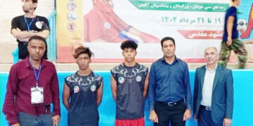 رامشگر نشان طلا را گردن آویز خود کرد