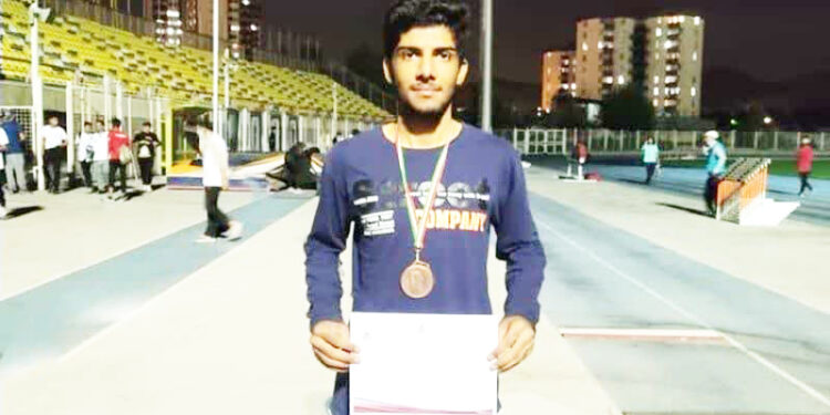 مدال برنز بر گردن دونده هرمزگانی