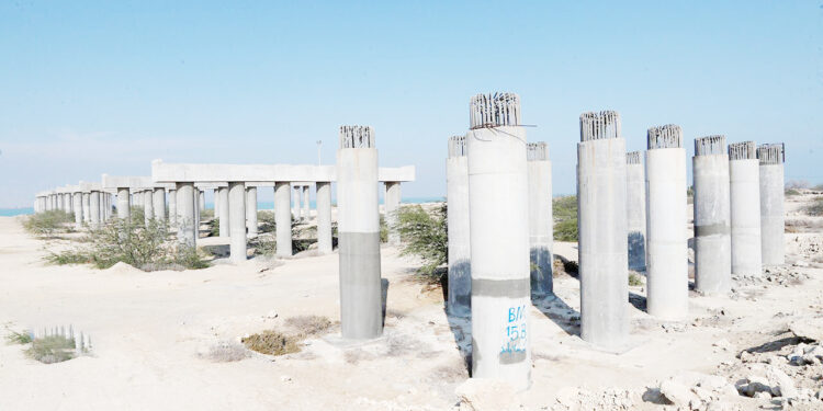 مدیرعامل سازمان منطقه آزاد قشم مطرح کرد: احداث پل خلیج فارس چشم انتظار حمایت های دولت