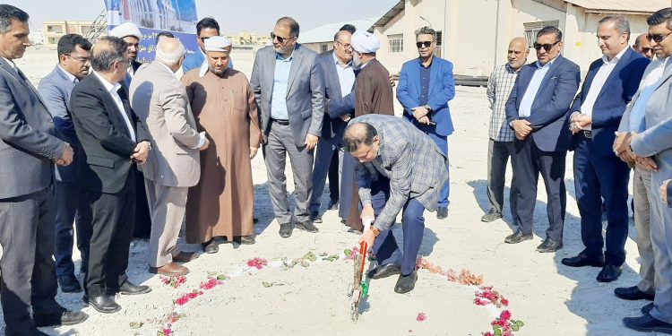 با حضور مدیرکل آموزش و پرورش استان هرمزگان؛ کلنگ احداث بزرگترین هنرستان خیرساز بندرلنگه به زمین زده شد