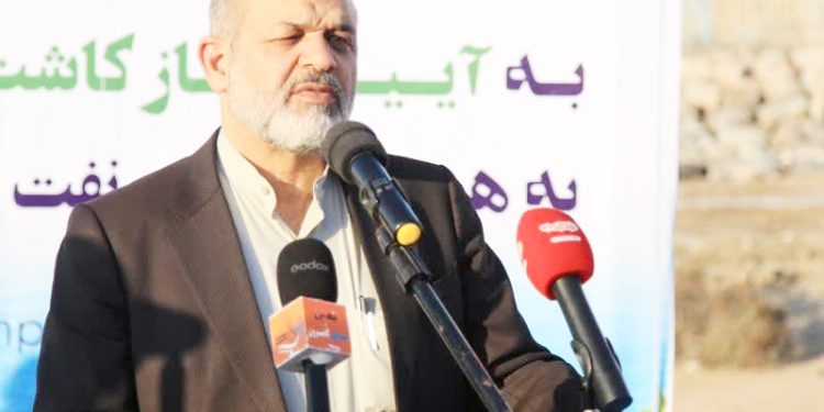 وزیر کشور در آیین کاشت 200هکتار جنگل کاری حرا در سووزیر کشور در آیین کاشت 200هکتار جنگل کاری حرا در سواحل هرمزگان مطرح کرد؛ کاشت درخت از گسترش بیابان زایی  در کشور جلوگیری می کنداحل هرمزگان مطرح کرد؛ کاشت درخت از گسترش بیابان زایی  در کشور جلوگیری می کند