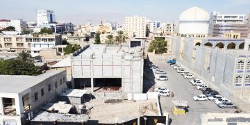 اعتراض مطالبه گران بندرعباس به یک سازه مشرف به دریا؛ هوماد طلایی می شود یا گردشگری؟