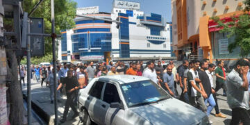 تجمع بازاریان بندرعباس مقابل اداره اقتصاد و دارایی