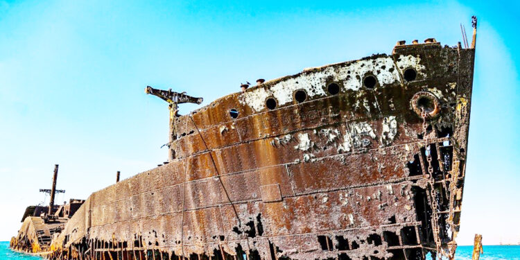 با غروب دلگیر کشتی یونانی اسکله چوبی از نفس افتاده بازسازی می شود!