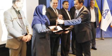 نشان نقره ای مدیریت انرژی بر سینه  نفت ستاره نقش بست