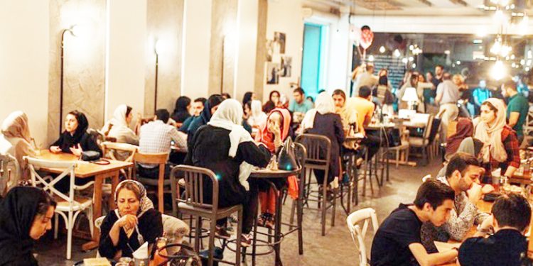 کاهش قدرت خرید و شلوغی روزافزون کافه ها !