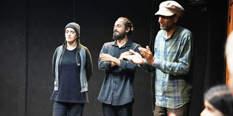 جستاری بر نمایش رانده به کارگردانی آقای جواد انصاری