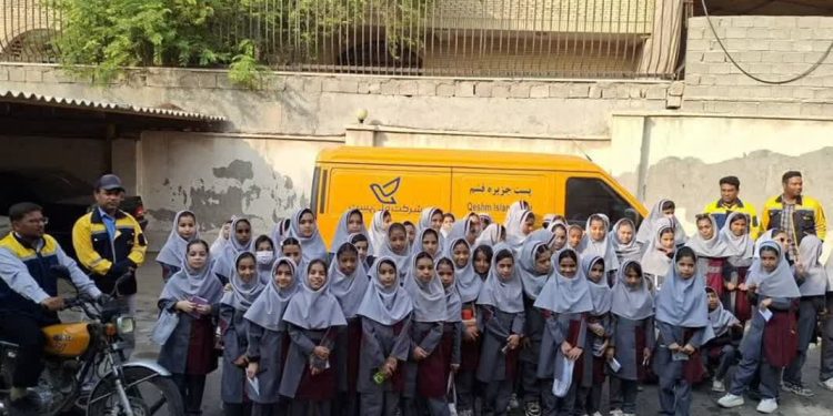 آشنایی دانش آموزان قشم با خدمات اداره پست 
